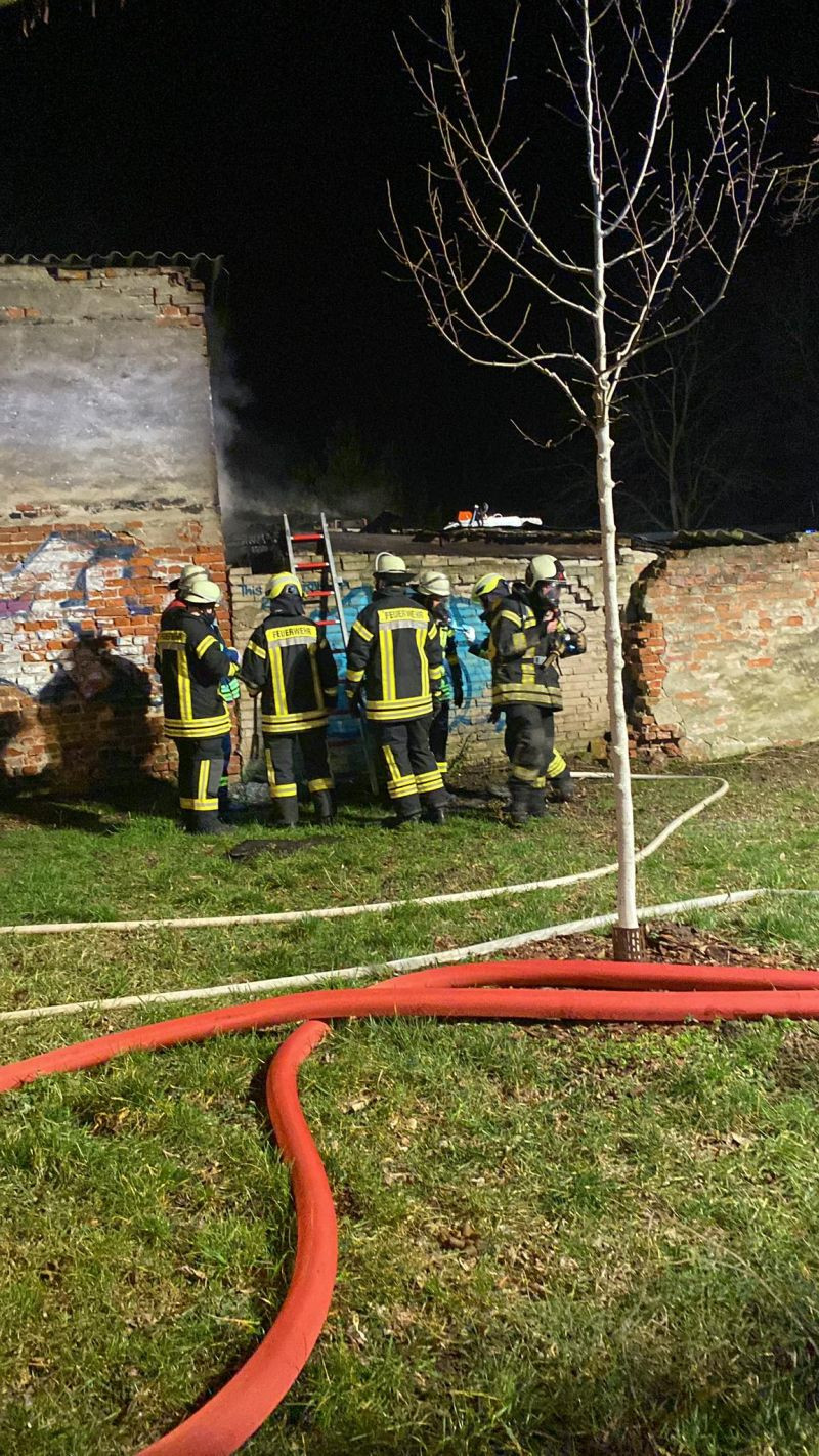 Einsatzkräfte der Feuerwehr arbeiten mit umluftunabhänigem Atemschutzgeräten